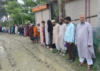 দশমিনায় রাস্তা পাকা করার দাবিতে এলাকাবাসীর মানববন্ধন
