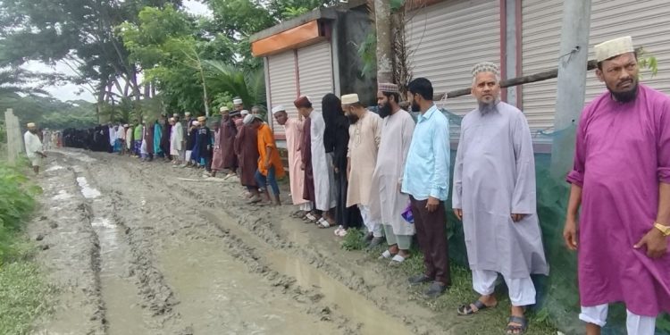 দশমিনায় রাস্তা পাকা করার দাবিতে এলাকাবাসীর মানববন্ধন