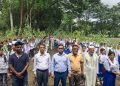 বাউফলে শিক্ষার্থীদের হাতে গাছের চারা তুলে দিলেন ইউএনও