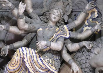 দেড় লাখ দিয়াশলাই কাঠিতে দুর্গা প্রতিমা