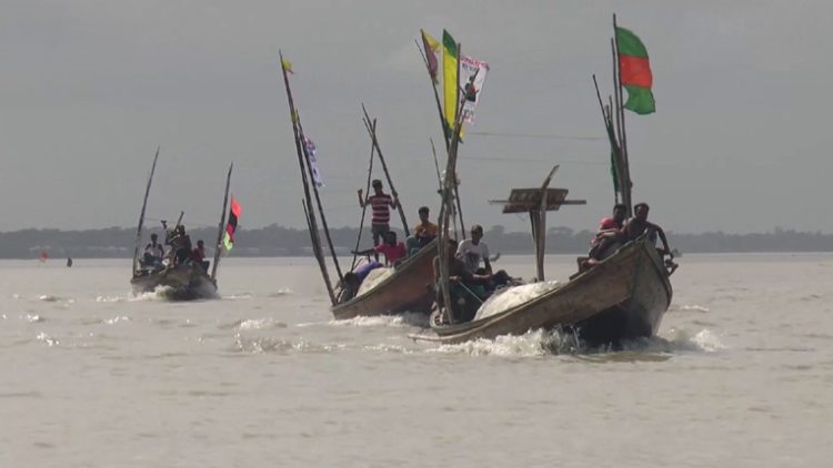 সমুদ্র ‘দখল’ করে লাখ লাখ টাকার বাণিজ্য, মাছ ধরতে জেলেদের দিতে হয় মোটা অঙ্কের টাকা