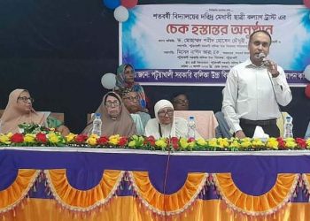 দরিদ্র মেধাবী ছাত্রী কল্যাণ তহবিলে ৫ লাখ টাকার চেক হস্তান্তর