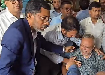 জমা টাকা তুলতে না পেরে চট্টগ্রামে আমানতকারীদের বিক্ষোভ