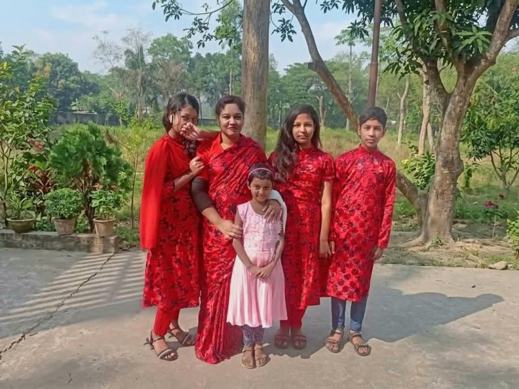 প্রবাসী মায়ের ত্যাগে তিন সন্তানের সাফল্য, দূর দেশে থেকেও গর্বিত মা