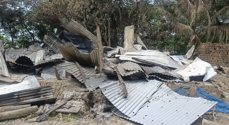 কলাপাড়ায় জমি বিরোধে গৃহবধূকে মারধরের অভিযোগ, শাশুড়িকে বেঁধে ঘরে আগুন