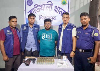 কাউখালীতে বিপুল পরিমাণ কার্তুজ ও ভুয়া পুলিশ আইডিসহ যুবক গ্রেপ্তার: সংবাদ সম্মেলন