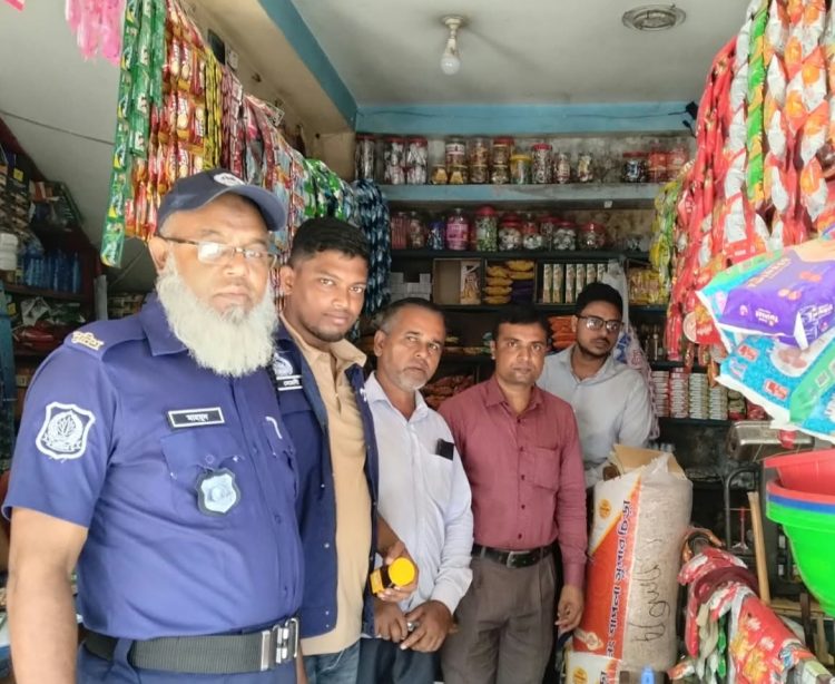 কাউখালীতে মেয়াদোত্তীর্ণ পণ্য বিক্রি ও অতিরিক্ত মূল্যে পণ্য বিক্রির দায়ে ২ প্রতিষ্ঠানকে জরিমানা
