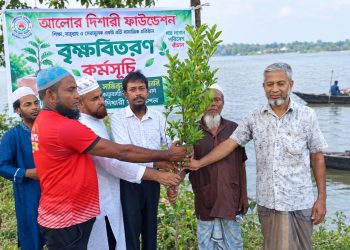 কাউখালীতে গাছের চারা বিতরণ করল আলোর দিশারী ফাউন্ডেশন