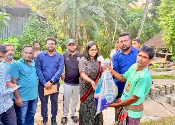 কাউখালীতে সন্ধ্যা নদীর গর্ভে ঘর ও ৫ মন্দির বিলীন/ নদীভাঙন এলাকা পরিদর্শনে ইউএনও, খাদ্য সহায়তা প্রদান