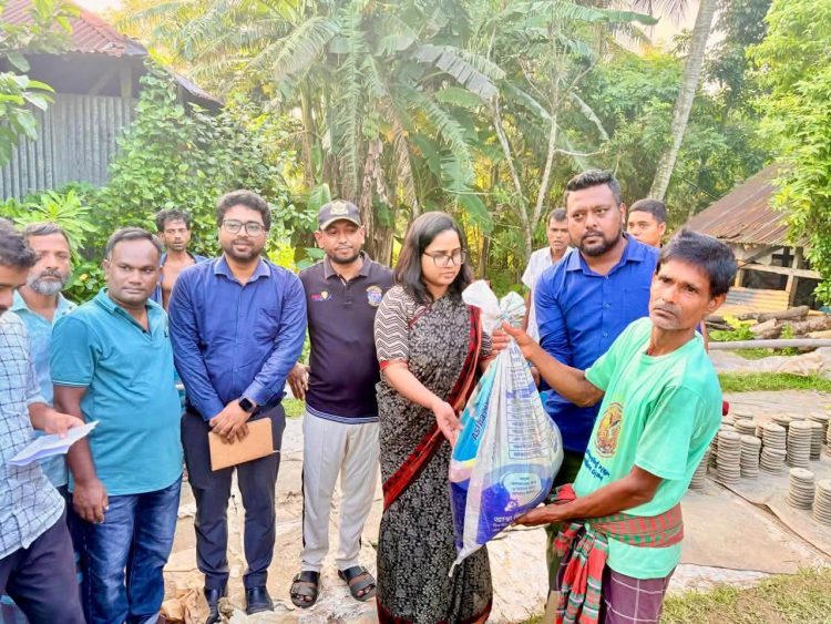 কাউখালীতে সন্ধ্যা নদীর গর্ভে ঘর ও ৫ মন্দির বিলীন/ নদীভাঙন এলাকা পরিদর্শনে ইউএনও, খাদ্য সহায়তা প্রদান