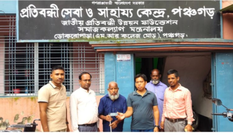 পঞ্চগড়ে পা হারিয়েও থেমে নেই জীবন, রাজুসহ দুইজনের পাশে প্রতিবন্ধী সেবা কেন্দ্র