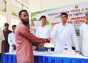 দেবীগঞ্জে অগ্নিকাণ্ডে ক্ষতিগ্রস্ত ৮ পরিবার ও ব্যবসায়ীকে সহায়তা দিলেন প্রতিমন্ত্রী ফরহাদ আজাদ