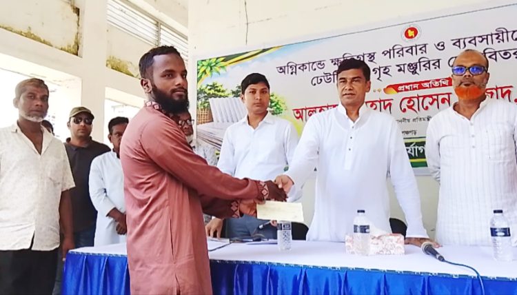 দেবীগঞ্জে অগ্নিকাণ্ডে ক্ষতিগ্রস্ত ৮ পরিবার ও ব্যবসায়ীকে সহায়তা দিলেন প্রতিমন্ত্রী ফরহাদ আজাদ