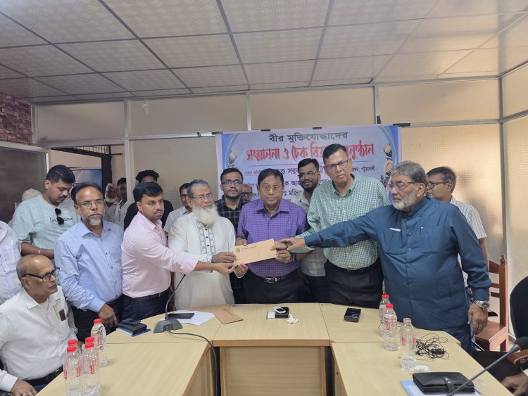 পটুয়াখালীতে ৩৪ বীর মুক্তিযোদ্ধার সম্মাননা, হাতে ১০ হাজার টাকার চেক