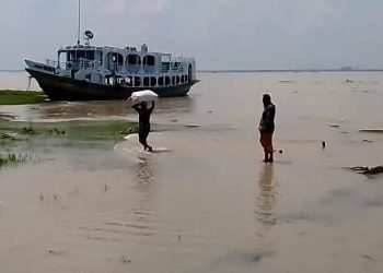 টার্মিনাল নেই, জোয়ারে কোমরপানি-ভাটায় কাদা: গাইয়াপাড়া লঞ্চঘাটে চরম জনদুর্ভোগ