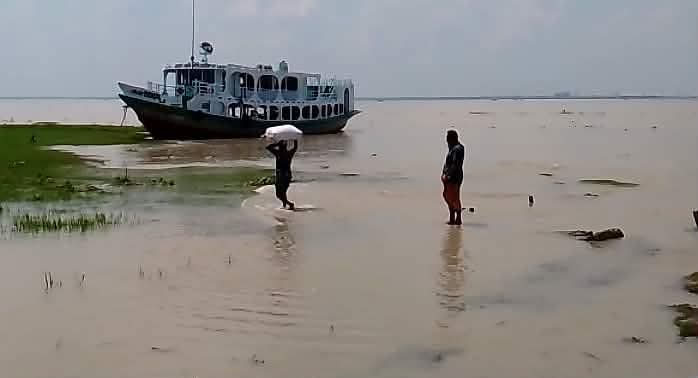 টার্মিনাল নেই, জোয়ারে কোমরপানি-ভাটায় কাদা: গাইয়াপাড়া লঞ্চঘাটে চরম জনদুর্ভোগ