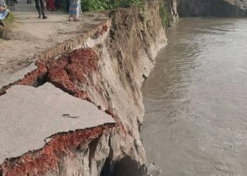 দশমিনায় তেঁতুলিয়া নদীর তীব্র ভাঙন, বিলীনের পথে বেড়িবাঁধ ও সড়ক; আতঙ্কে স্থানীয়রা