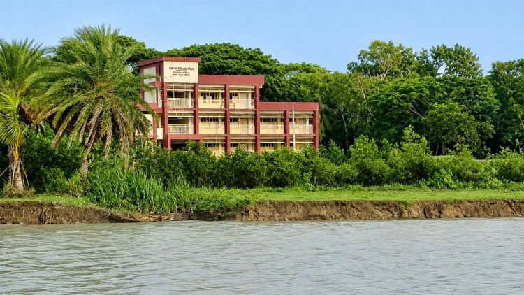 গলাচিপায় বুড়াগৌরাঙ্গ নদীর তীব্র ভাঙনে হুমকির মুখে সরকারি প্রাথমিক বিদ্যালয়
