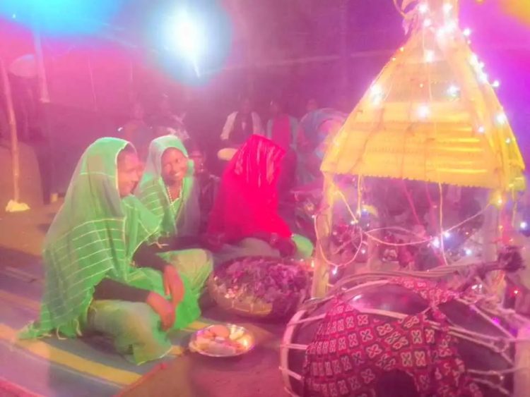 ঠাকুরগাঁওয়ে আদিবাসী মুন্ডা সম্প্রদায়ের ঐতিহ্যবাহী কারাম উৎসব