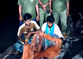 সুন্দরবনে মাছ ধরার সময় নৌকাসহ দুই জেলে আটক