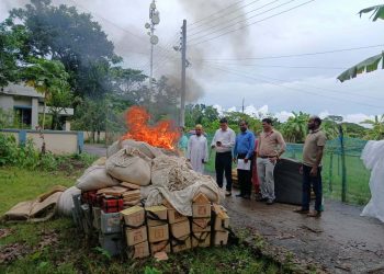 দুমকিতে স্বাস্থ্য কমপ্লেক্সে অকেজো চিকিৎসা সামগ্রী কন্ডেমেশন ও বিনষ্ট