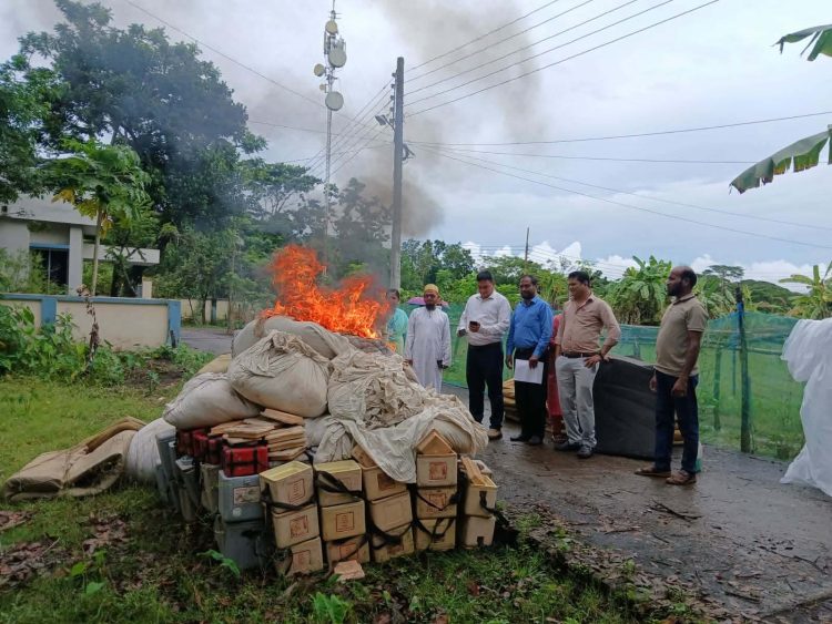 দুমকিতে স্বাস্থ্য কমপ্লেক্সে অকেজো চিকিৎসা সামগ্রী কন্ডেমেশন ও বিনষ্ট