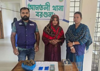 “হয় মাদক ছাড়ুন, না হয় আমতলী ছাড়ুন”—ওসি ৪০০ পিস ইয়াবা, গাঁজা ও নগদ টাকাসহ নারী আটক