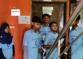 বাগেরহাটে ডেঙ্গু সংক্রমণ কমাতে শিক্ষার্থীদের অভিনব উদ্যোগ, যাচ্ছেন বাড়ি বাড়ি