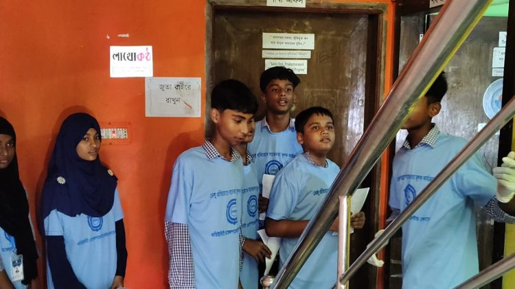 বাগেরহাটে ডেঙ্গু সংক্রমণ কমাতে শিক্ষার্থীদের অভিনব উদ্যোগ, যাচ্ছেন বাড়ি বাড়ি