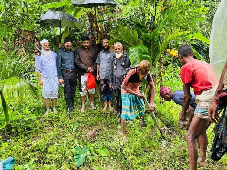দশমিনায় জলাবদ্ধতায় ৩৬ হেক্টর ফসলি জমি, রাস্তা কেটে পানি নিষ্কাশন