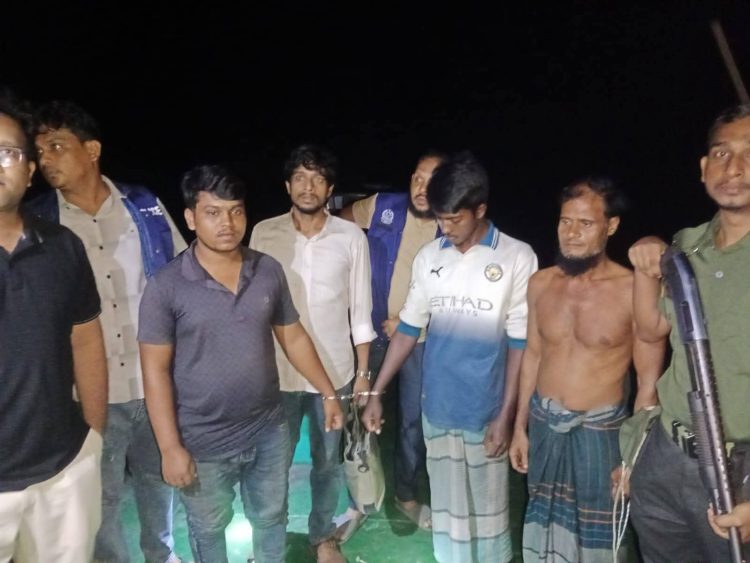 বাকেরগঞ্জে অবৈধ বালু উত্তোলন, তিনজনের কারাদ