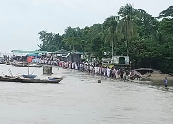 তেঁতুলিয়ার তীরে ৫ কিলোমিটার মানববন্ধন, বেড়িবাঁধ ও সেতুর দাবি