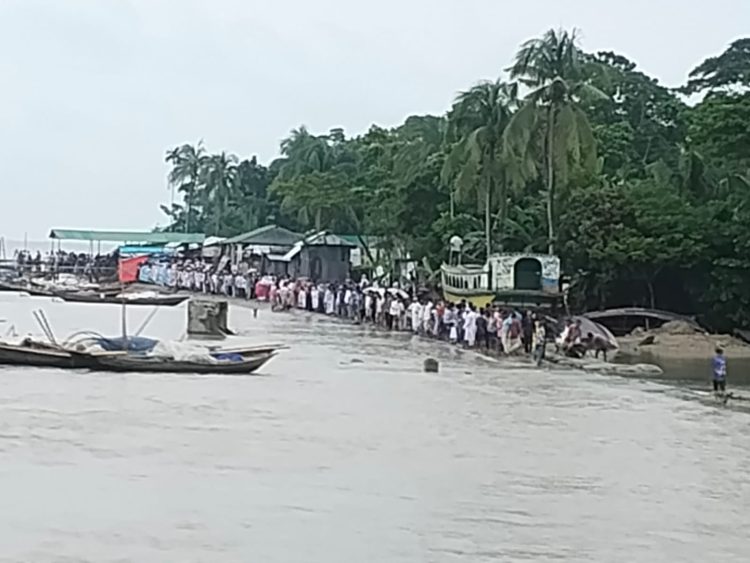তেঁতুলিয়ার তীরে ৫ কিলোমিটার মানববন্ধন, বেড়িবাঁধ ও সেতুর দাবি