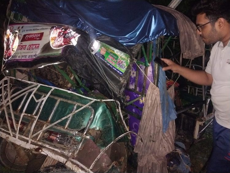 বাকেরগঞ্জে বাসের ধাক্কায় অটোরিকশা দুমড়ে-মুচড়ে, আহত ২
