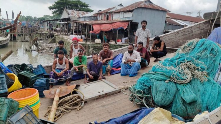 এক মাসের ব্যবধানে কলাপাড়ার গভীর সমুদ্রে ফের ডাকাতির অভিযোগ, মাছ-জাল ও তেল লুট
