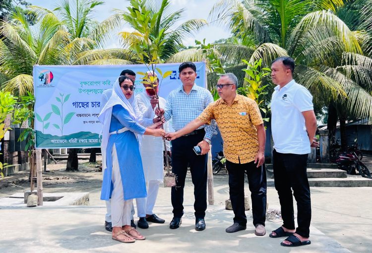 কলাপাড়ায় সাড়ে তিন শতাধিক শিক্ষার্থীর মাঝে ফলদ গাছের চারা বিতরণ