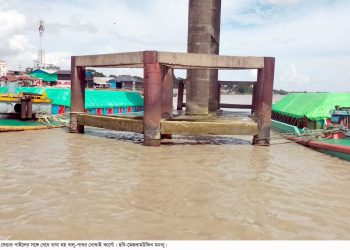 ফেন্ডার পাইলে বেধে রাখা হয় পাথর-বালু বোঝাই কার্গো