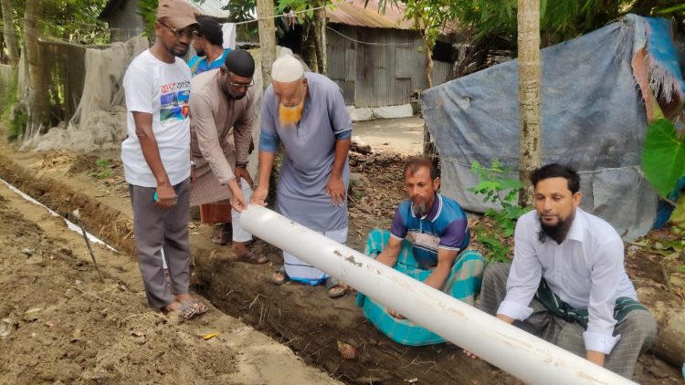 জলাবদ্ধতায় ভোগান্তি, নিজ অর্থে পানি নিষ্কাশনের উদ্যোগ বিএনপি নেতা আলাউদ্দিনের