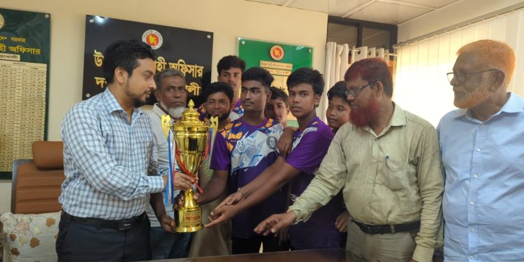 জেলায় চ্যাম্পিয়নদের প্রশাসনের সম্মাননা ও ক্রেস্ট প্রদান