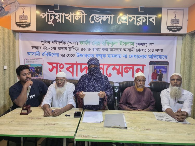 অবসরপ্রাপ্ত পুলিশ কর্মকর্তাকে কুপিয়ে জখম, উদ্ধার বন্দুক মামলায় ‘গায়েব’: স্ত্রীর সংবাদ সম্মেলন