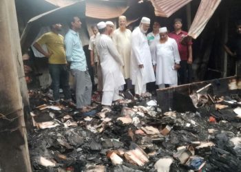 নাগরপুর বাজারে অগ্নিকাণ্ডে ক্ষতিগ্রস্ত ব্যবসায়ীদের পাশে জামায়াত নেতা ডা. আব্দুল হামিদ