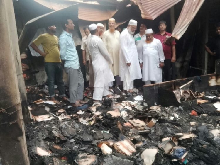 নাগরপুর বাজারে অগ্নিকাণ্ডে ক্ষতিগ্রস্ত ব্যবসায়ীদের পাশে জামায়াত নেতা ডা. আব্দুল হামিদ