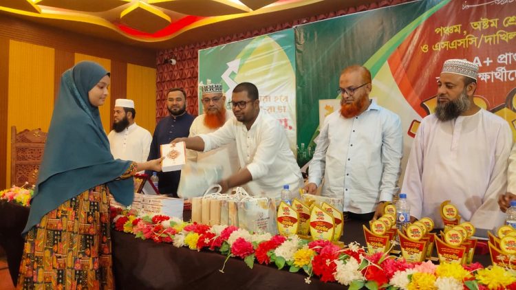 কুয়াকাটায় বৃত্তিপ্রাপ্ত ও কৃতী শিক্ষার্থীদের সংবর্ধনা