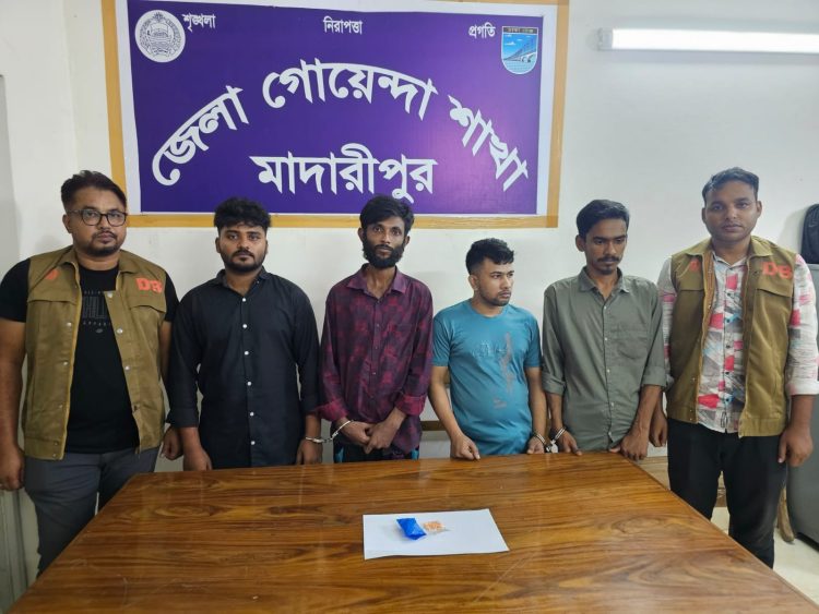 মাদারীপুরে ৪৫০ পিস ইয়াবাসহ ৭ জন গ্রেফতার