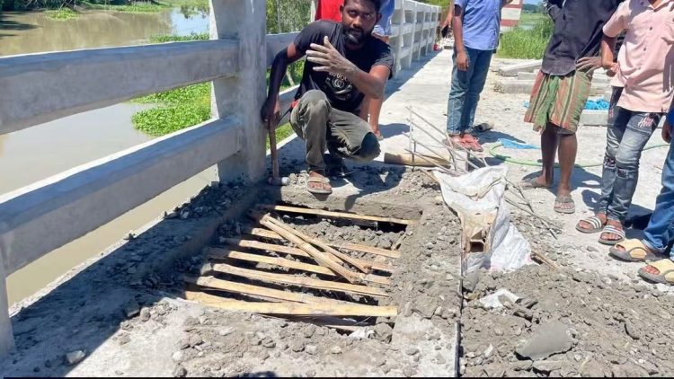 টাঙ্গাইলের বাসাইলে রাতের আঁধারে সেতুতে রডের পরিবর্তে বাঁশ দিয়ে ঢালাইয়ের অভিযোগ