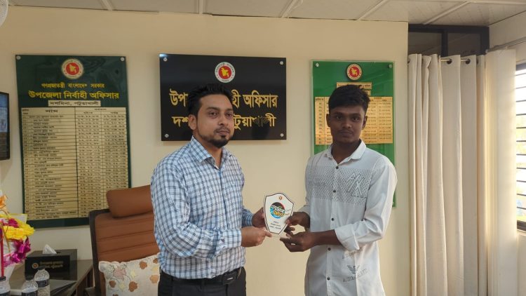 কমিউনিটি পুলিশ কাবাডিতে জেলায় প্রথম দশমিনার আরিফ সিকদার, প্রশাসনের সম্মাননা ক্রেস্ট প্রদান
