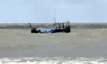 বঙ্গোপসাগরে ট্রলারডুবি, ৯ জেলে উদ্ধার