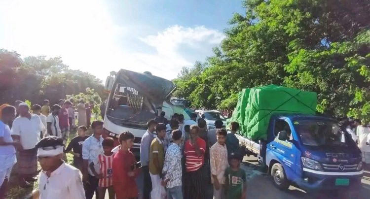 শিবচরে দুটি বাসের সংঘর্ষে নিহত ৩, আহত ১৫