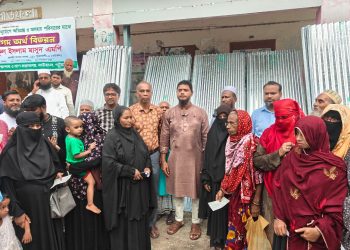 বাউফলে দুর্যোগে ক্ষতিগ্রস্ত ৩১ পরিবার পেল ঢেউটিন ও নগদ অর্থ