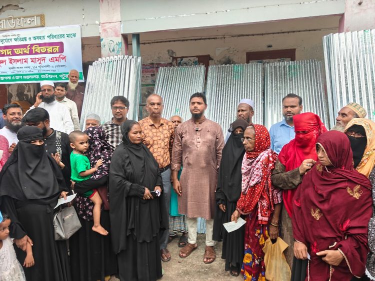 বাউফলে দুর্যোগে ক্ষতিগ্রস্ত ৩১ পরিবার পেল ঢেউটিন ও নগদ অর্থ
